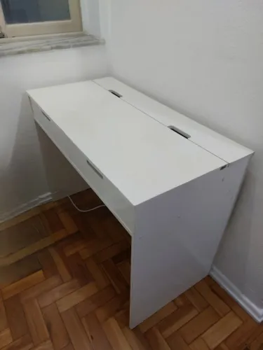 Mesa escrivaninha branca com duas gavetas e baú