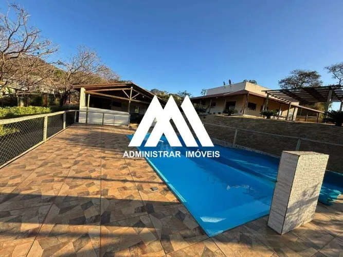 Casa em Condomínio com piscina, fogão a lenha á venda em Igarapé-MG!