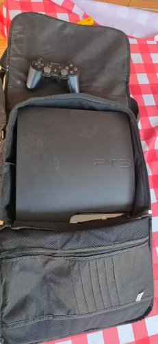 PLAYSTATION 3 com 2 manetes e mais de 5 jogos em mídia física