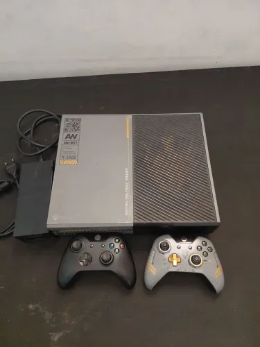 Xbox One edição limitada Call of Duty Infinite Warfare 1TB com alguns jogos físicos