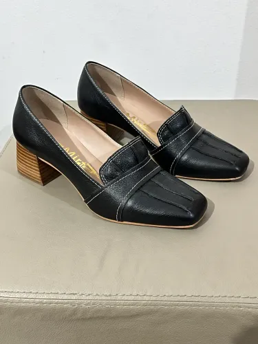 Sapato scarpin de couro bico quadrado novo!