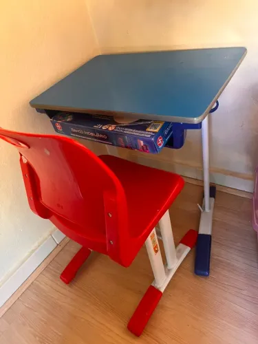 Mesa e cadeira escolar infantil ? excelente estado