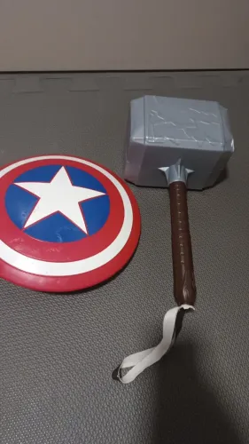 Brinquedos Infantis Escudo de 35cm do Cpt America e Martelo de 40 cm do Thor USADOS