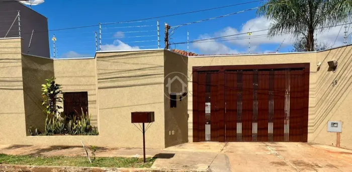 CASA COM 03 DORMITÓRIOS, PISCINA E GOURMET