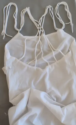 Vestido charmoso branco, costas nua, lindas alças reajustadas com 9 argolinhas de metal.