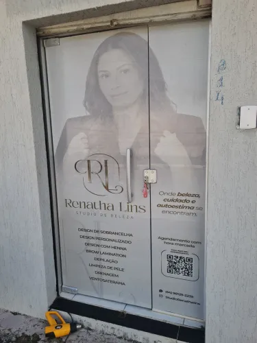Adesivo perfurado porta de vidro