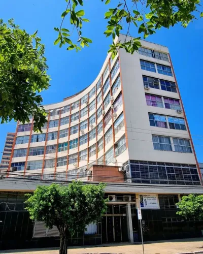 Vendo apê 2 quartos, suite, na rua 4, centro.