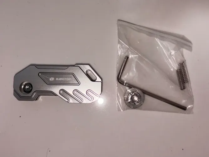 Canivete Porta Chave Original SBM by QJMotor Em Alumínio CNC