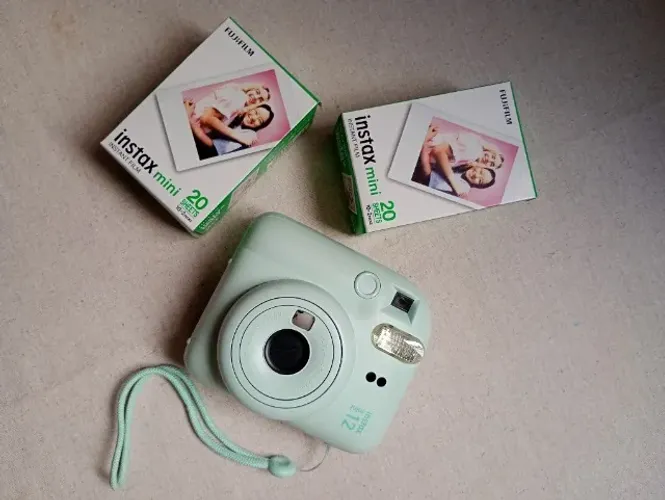 Câmera Instax Mini 12, super nova, con 20 filmes e pilhas :)