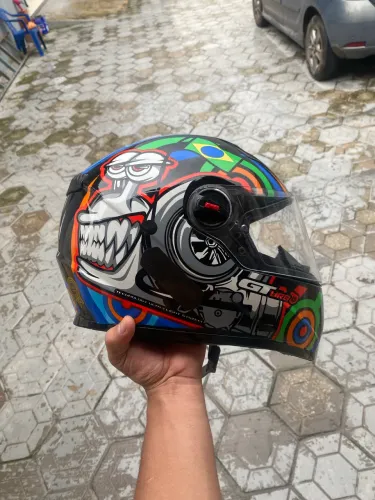 Capacete Fw3 com narigueira e viseira cristal, pouco tempo de uso.!