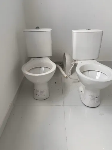 VENDO DOIS VASOS SANITÁRIOS DA MARCA DECA NUNCA USADOS 400 REAIS CADA.
