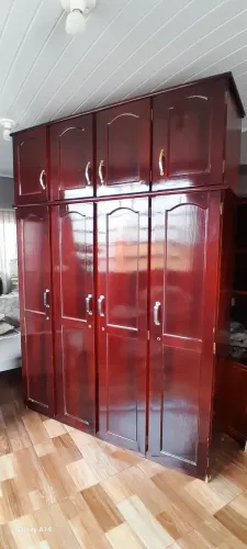 Vendo roupeiro de madeira 4 portas com maleiro