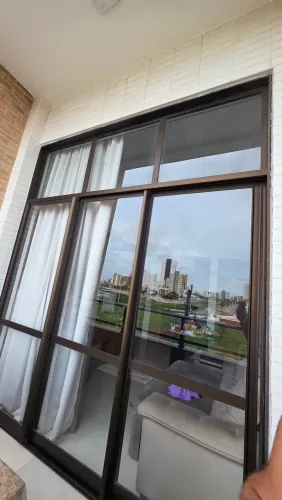 Porta de vidro com basculhante fixo (necessário retirada)