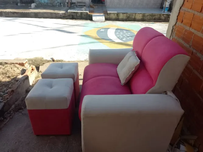 Kit de sofá de dois lugares e dois puffs e uma almofada
