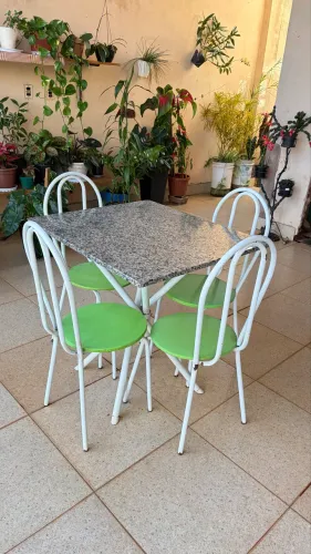 Vendo mesa com 4 cadeiras 