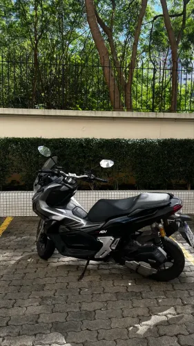 ADV 150 pouco rodada em excelente estado