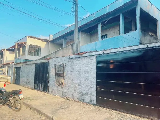 Prédio com 6 casas alugadas.