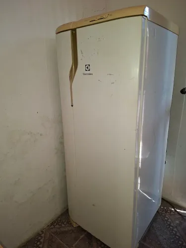 Vendo uma geladeira funcionando