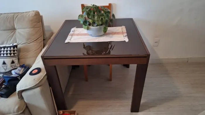 Mesa de jantar extensível quadrada