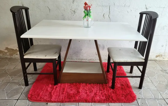 Mesa com 2 cadeiras