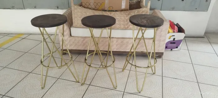 Vendo 3 banquetas ótimo estado. Assento madeira, com os pés dourados . 