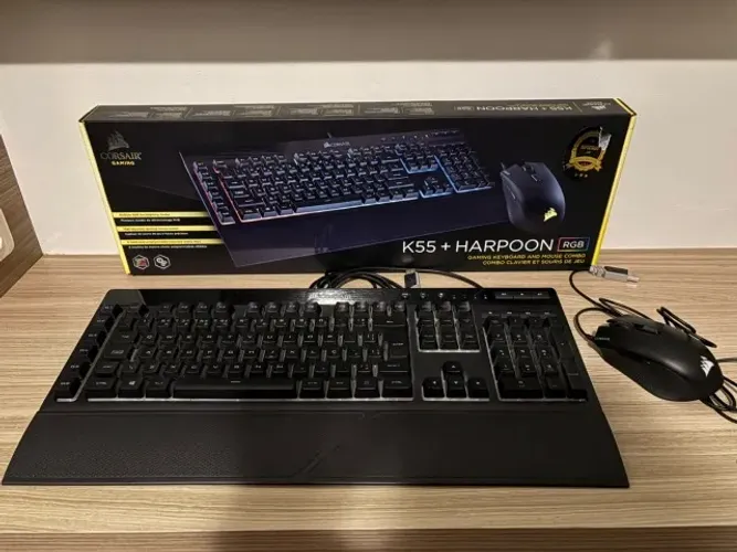 Kit de teclado e mouse gamer Corsair K55 + Harpoon RGB Inglês de cor preto Kit de teclado
