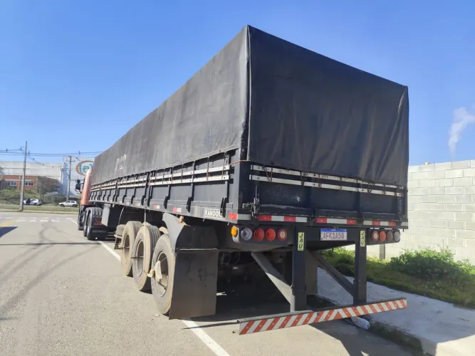 Carreta Rondon 1985 com lona e pneus