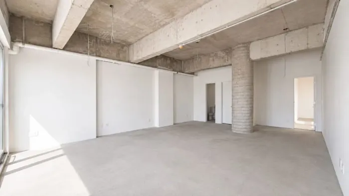 Sala comercial de 61,01 m² com 2 banheiros, varanda e vagas rotativas no Edifício Quadria
