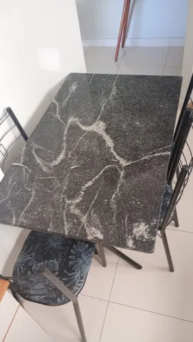 Mesa com tampo de mármore 