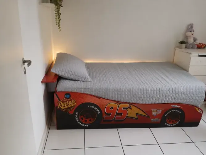 Cama macqueen em bom estado acompanha dois colchões de solteiro