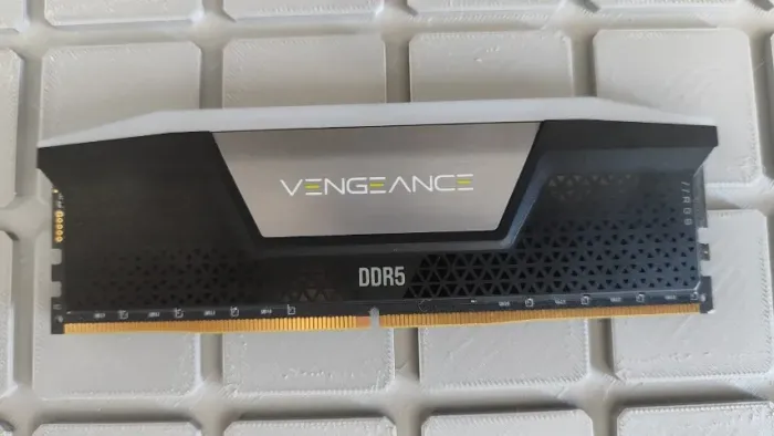 Memória RAM Corsair Vengeance RGB DDR5 64GB (2x32GB) 6000MHz