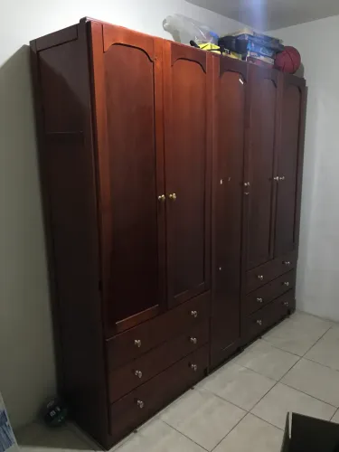 Guarda roupas de madeira com gaveteiro