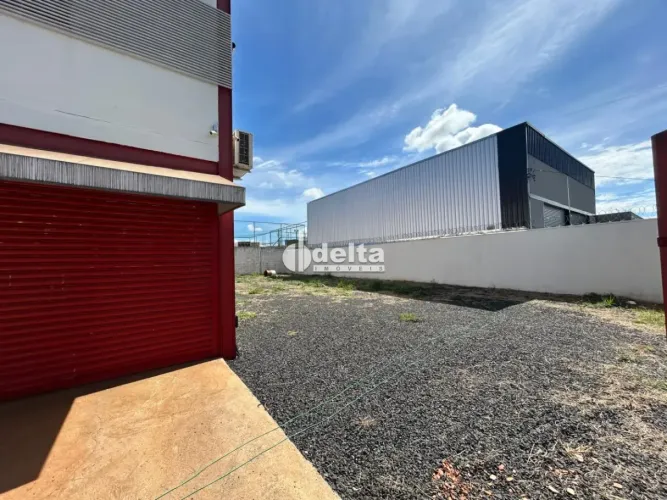 Galpão disponível para venda e locação no bairro Novo Mundo em Uberlândia-MG