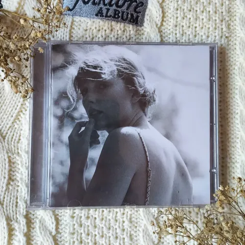 CD folklore - taylor swift (meet me behind the mall)