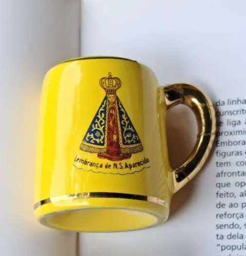 Xícara de café em porcelana de Nossa Senhora Aparecida.