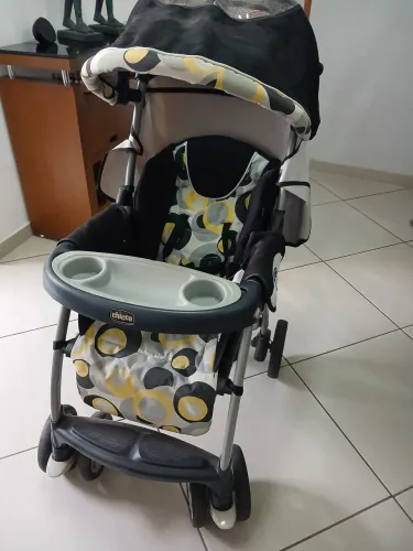Carrinho de bebê com bebe conforto