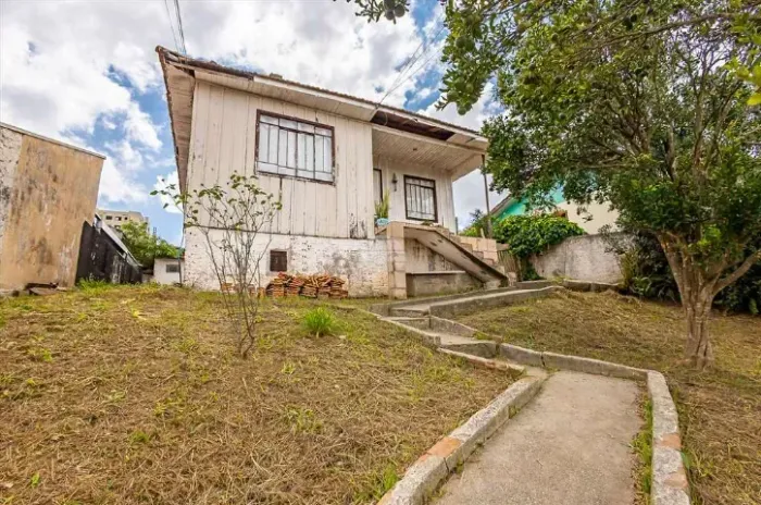 terreno ZR3 12x46 em curitiba, bairro lindoia, com 3 casas no local.