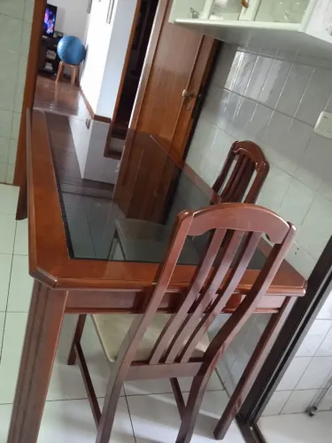 Vendo,mesa madeira maciça com vidro,6 cadeiras,obs vidro trincado.