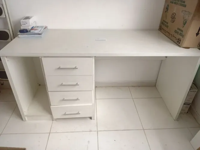Mesa de Escritório com Gaveteiro