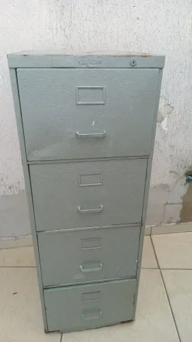 Armário de arquivos de ferro 48ctm de frente 70 ctm de lado 130 ctm de altura e de ferro