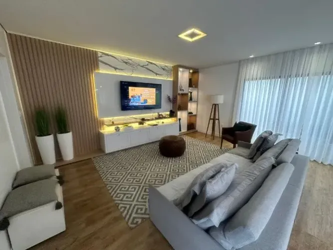 Mansão alto padrão em Itajaí- 250m2, piscina, quadra esportes, centro. Rua calma