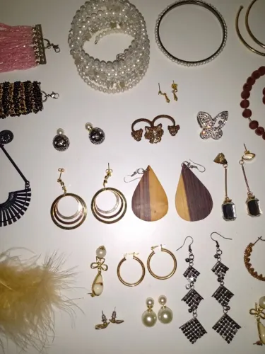 Bijouterias, Pulseiras/braceletes femininas e brincos muito conservados. Valores a combina