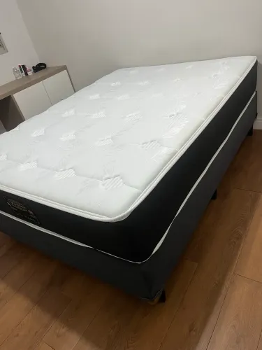 Vende-se cama com colchão ortopédico nova