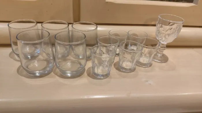 11 copinhos e 01 mini taça de vidro