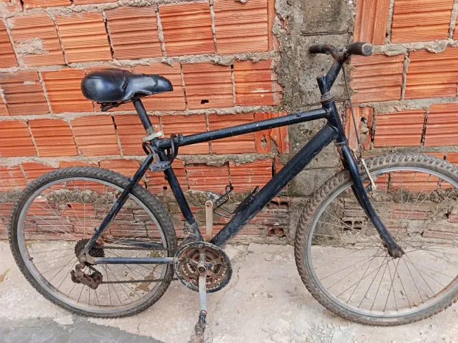 Vendendo 2 bicicleta tem que arrumar os freios os pneus e pedalos bancos 