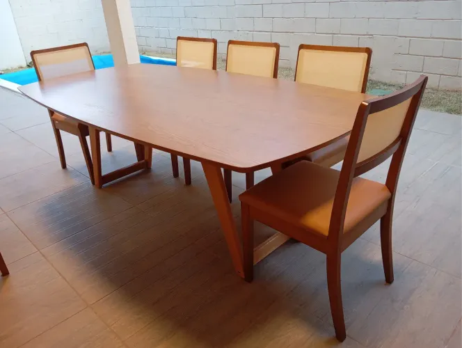 Mesa 8 lugares de madeira 