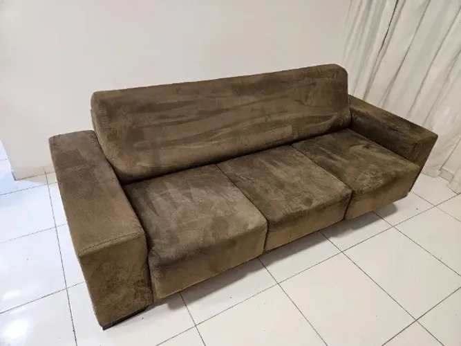 Sofá retrátil com caixa em suede marrom, medindo 2,40m