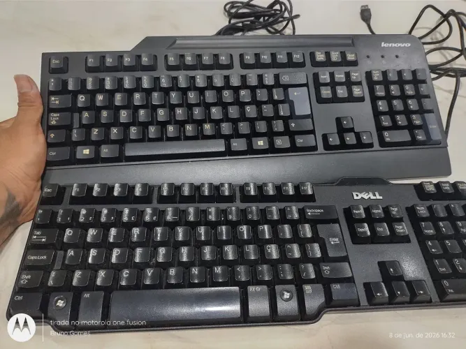 Teclados a fio Lenovo e Dell