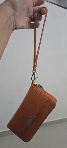 Carteira laranja da marca Santa Lolla com textura floater e fechamento por zíper.
