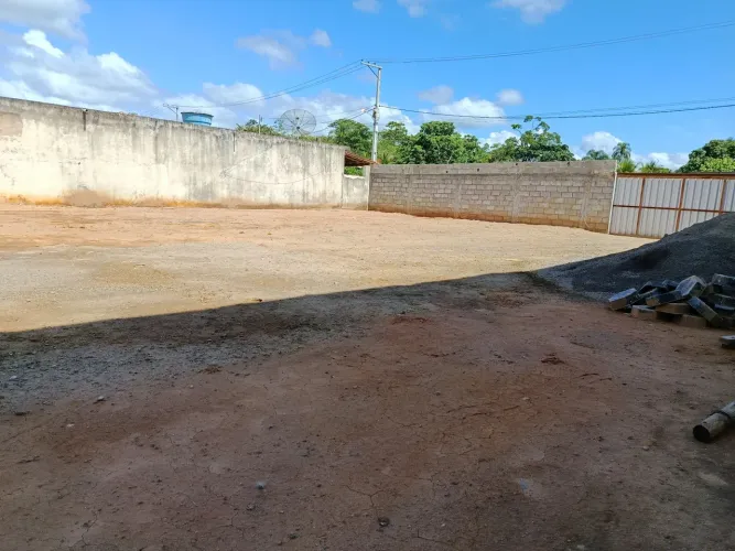 São 2 terrenos de 300 M² cada .